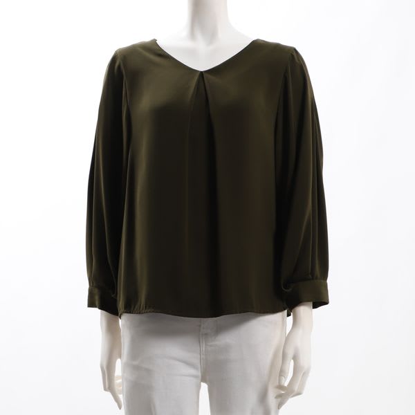 タック付きブラウス