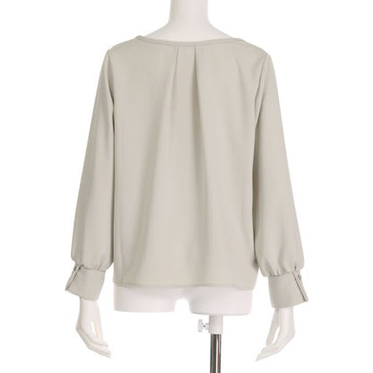 三角開きブラウス