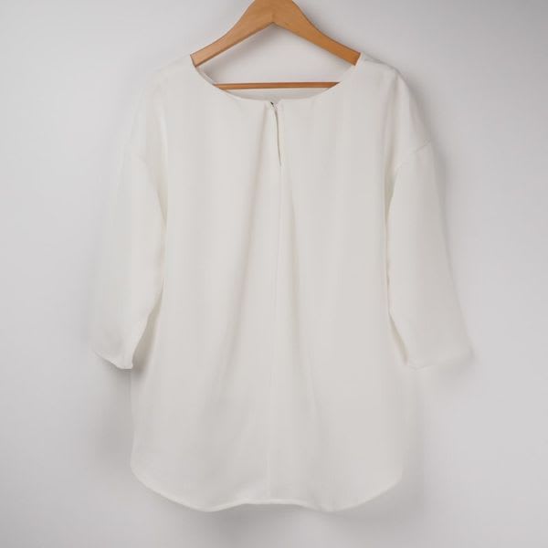 バック裾丈長めブラウス