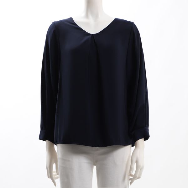 タック付きブラウス