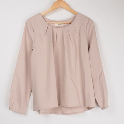 タックブラウス