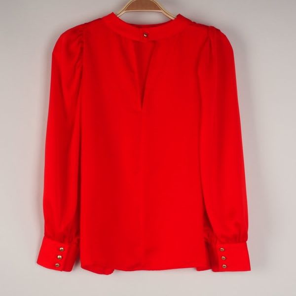 詰まった襟元パフスリーブブラウス