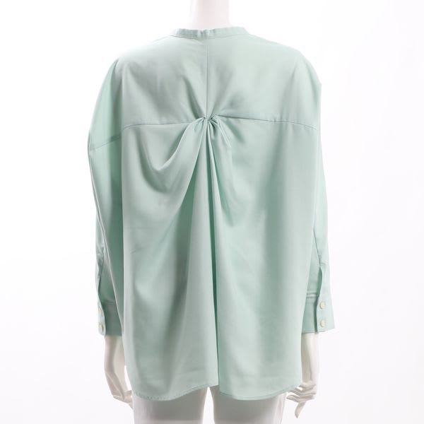 バックデザインオープンフロントネックブラウス