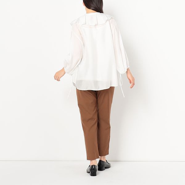 デザイン性のあるフロントウエストタック入りパンツ