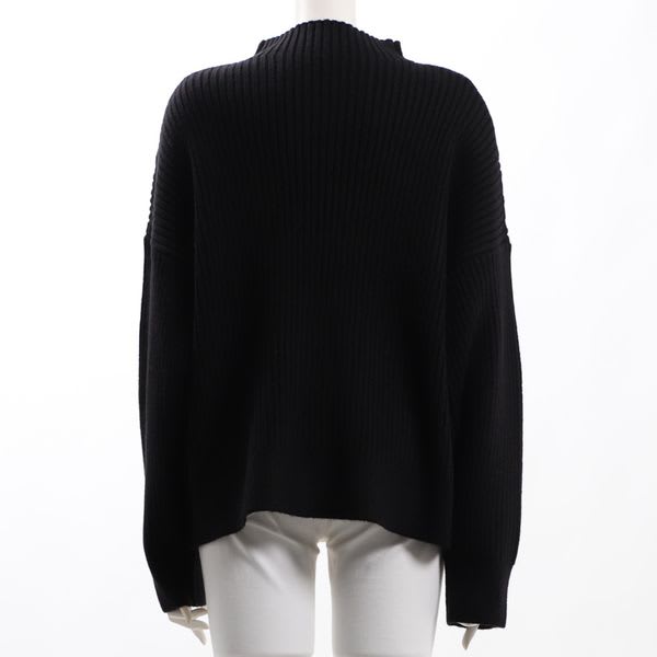 変形編み地オフネックニット