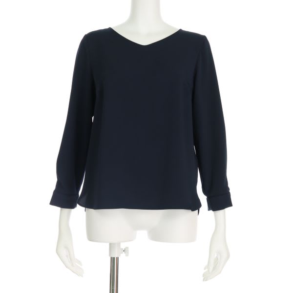 袖のタックVネックブラウス