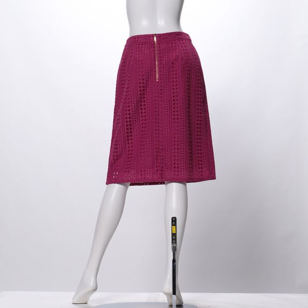 ドット刺しゅうタイトスカート