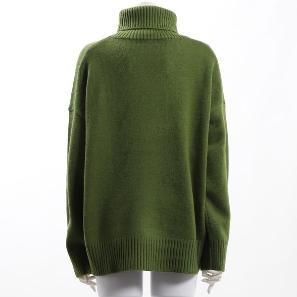 ドロップショルダーのタートルネックニット