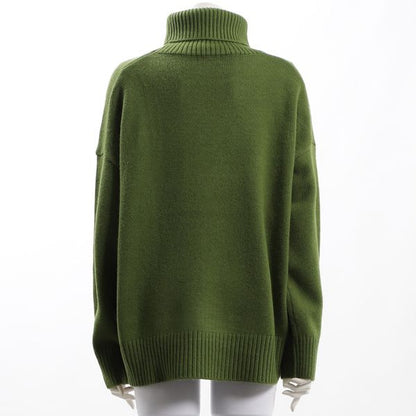 ドロップショルダーのタートルネックニット