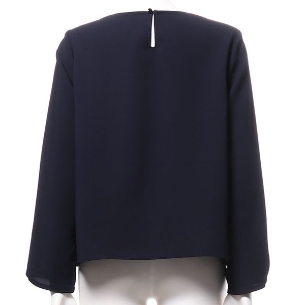 ネックラインタックブラウス