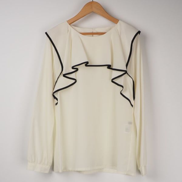 パイピング使いフリルブラウス