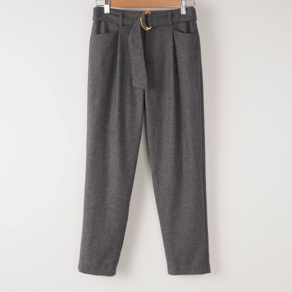 暖かみのある素材のベルト付きパンツ