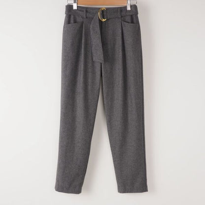 暖かみのある素材のベルト付きパンツ
