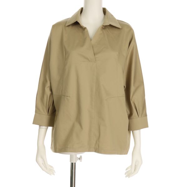 ざっくり開いたＶネックシャツ