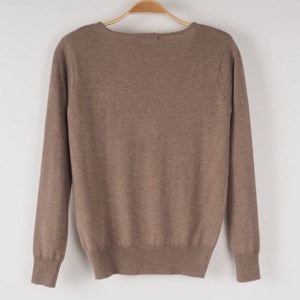 シンプルVネックニット