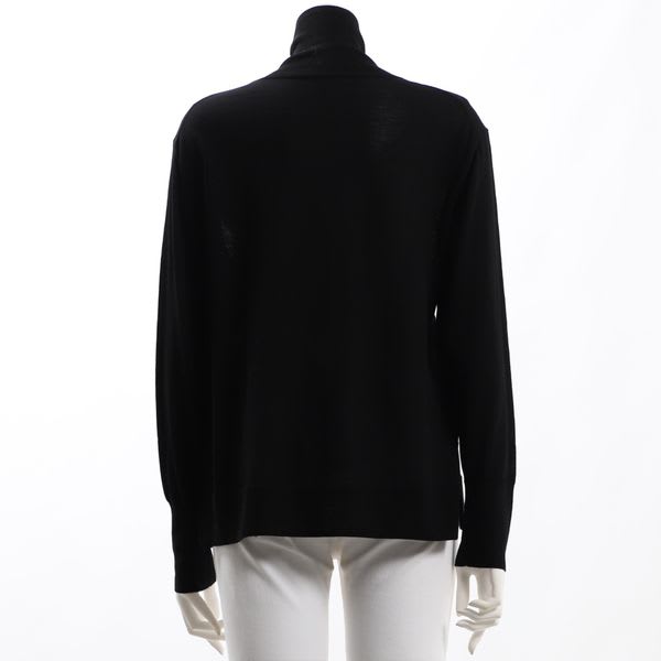 ケーブル編みタートルネックニット