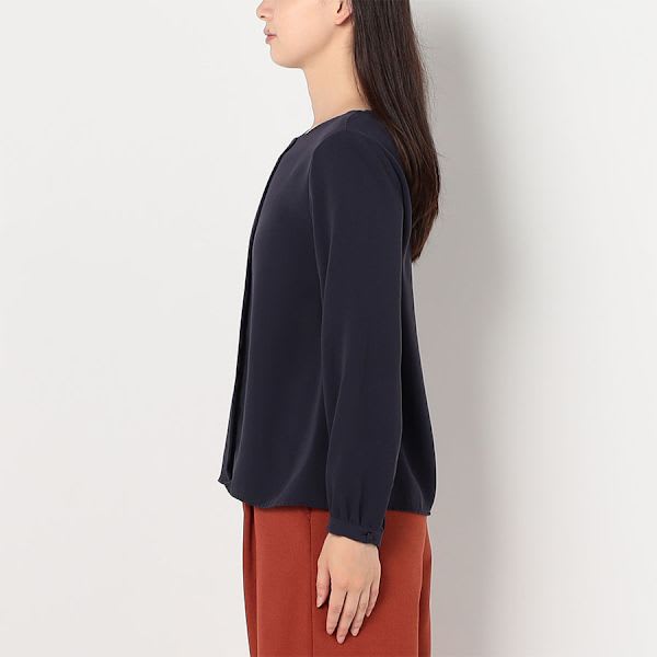 フロントデザインラウンドネックブラウス