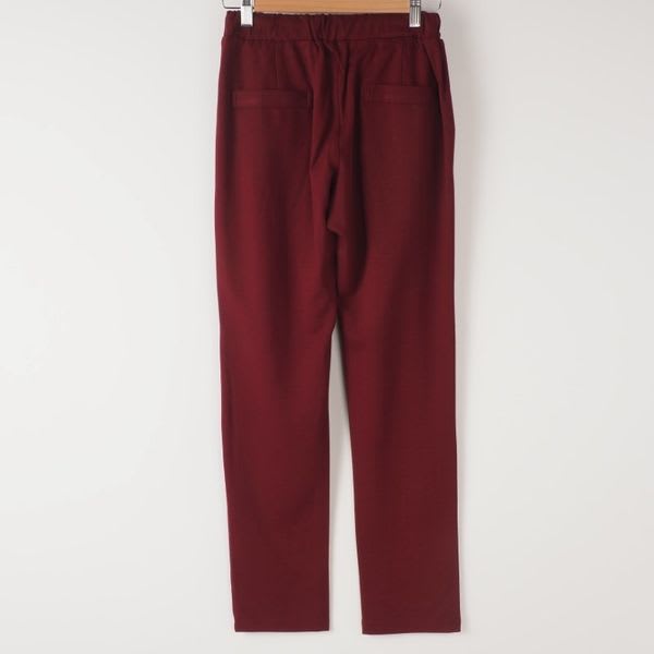 スッキリとしたイージーテーパードパンツ