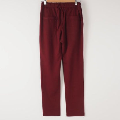 スッキリとしたイージーテーパードパンツ