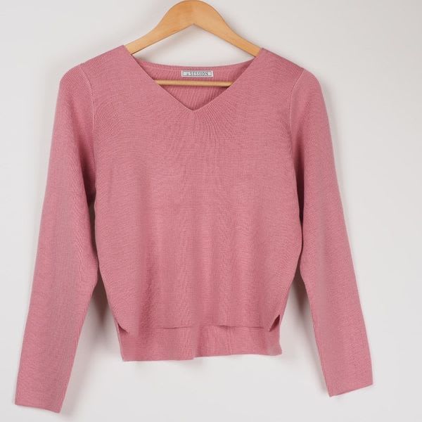 シンプルVネックニット