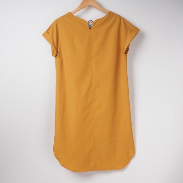 バックデザインストレートワンピース