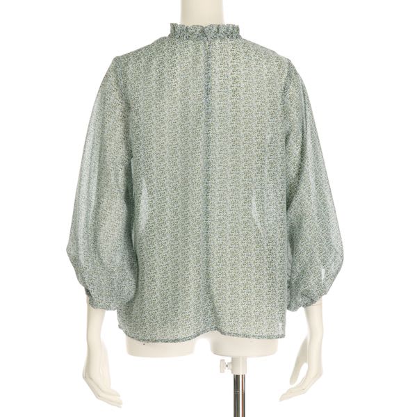 透け感のある総柄ブラウス