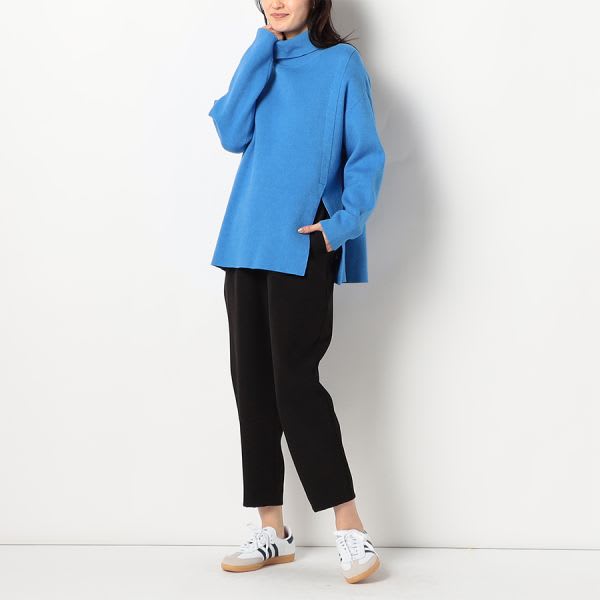 サイドスリットタートルネックニット