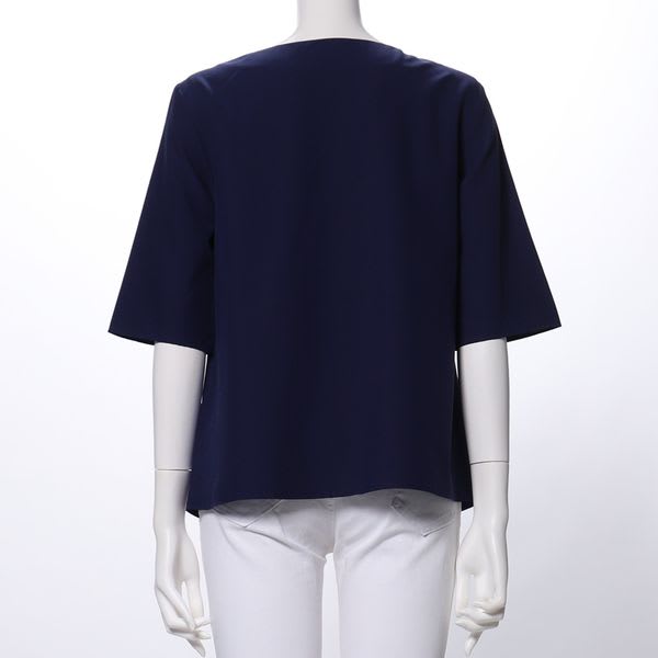 ネックラインタックブラウス