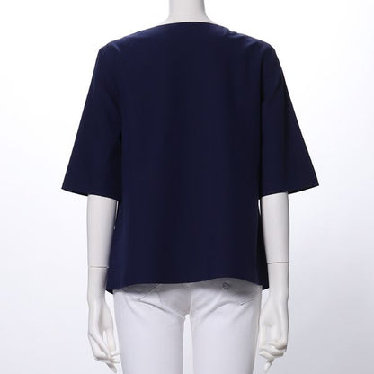 ネックラインタックブラウス