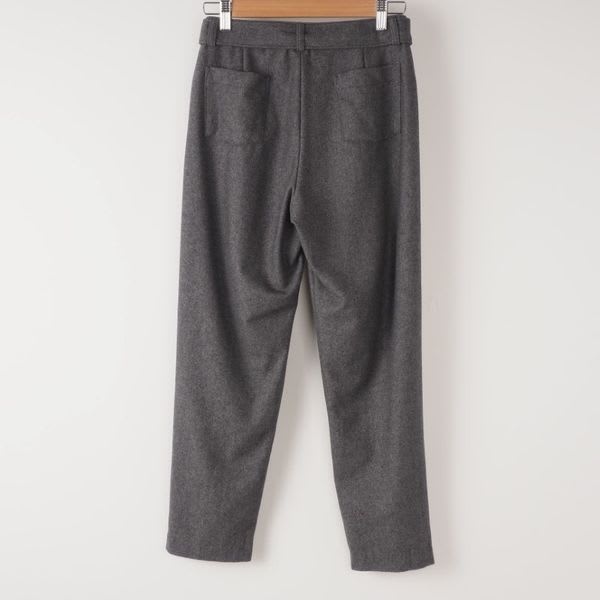 暖かみのある素材のベルト付きパンツ