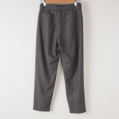 暖かみのある素材のベルト付きパンツ