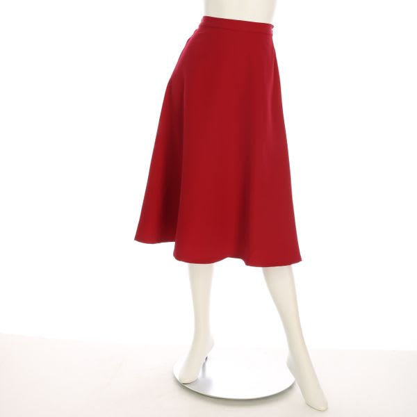 シンプルなデザインのフレアスカート