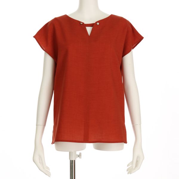 ネックラインアクセントブラウス