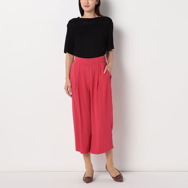 タック入りパンツ