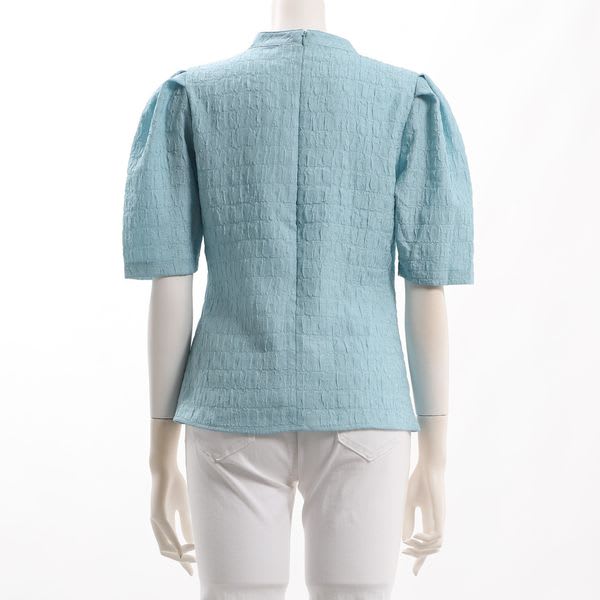 特徴のある表面感のパフスリーブブラウス