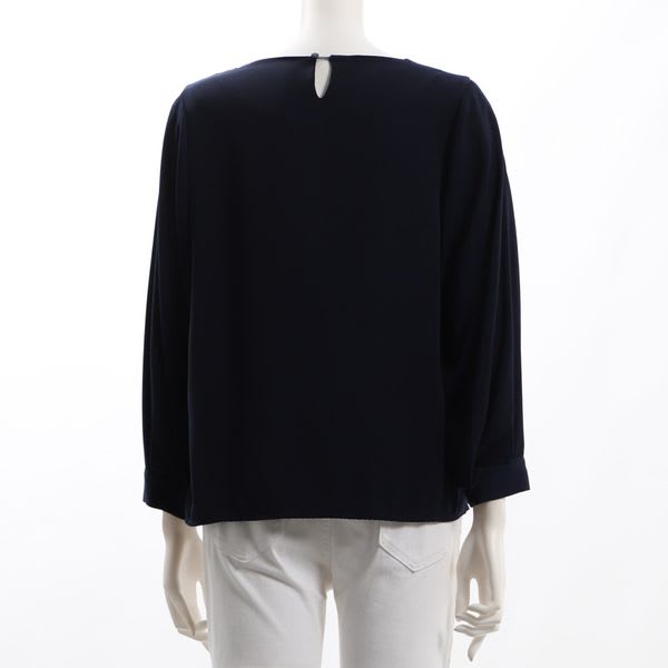 タック付きブラウス