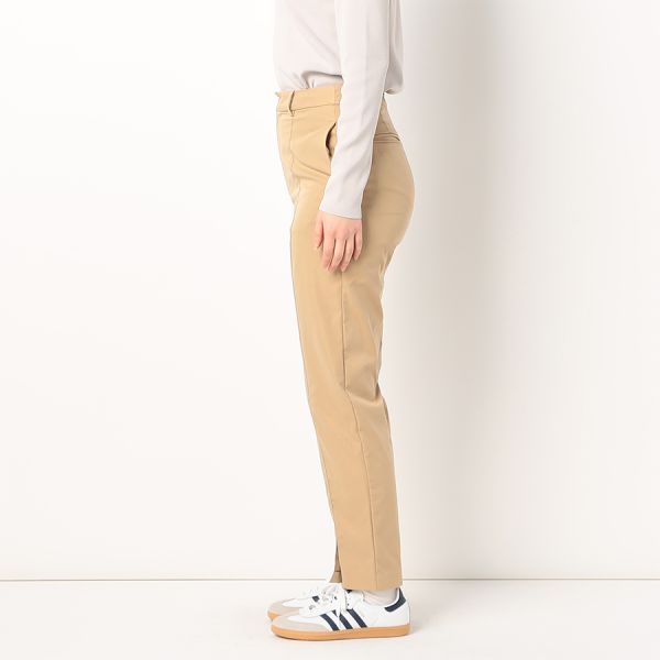 さらっとした素材感テーパードパンツ