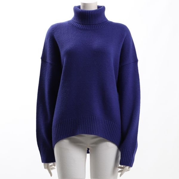 ドロップショルダーのタートルネックニット