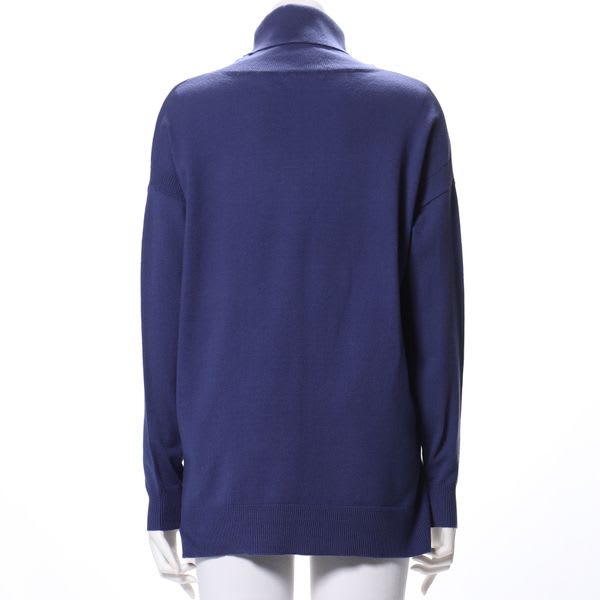 ドロップショルダーのタートルネックニット