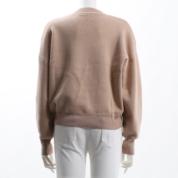 フラットな表面感のドロップショルダーニット