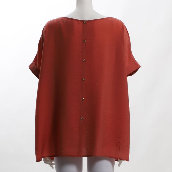 ゆったりシルエットバックボタン付きVネックブラウス