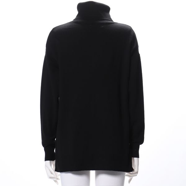 ドロップショルダーのタートルネックニット