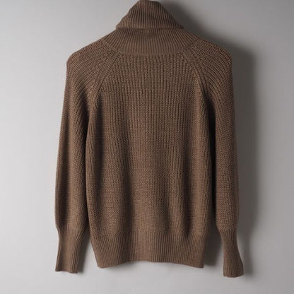 ケーブル編みタートルネックニット