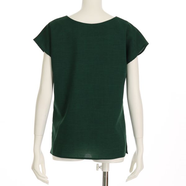 ネックラインアクセントブラウス