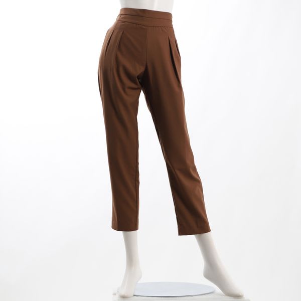 デザイン性のあるフロントウエストタック入りパンツ