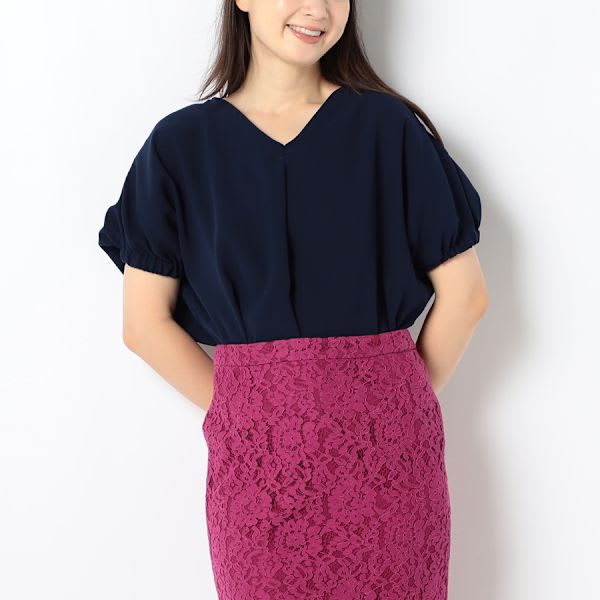 V字ネックラインブラウス