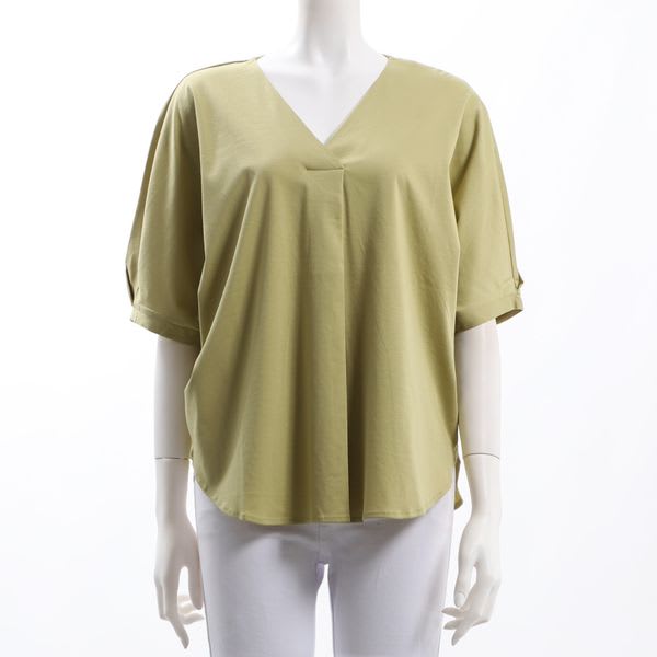 サイドスリット入りVネックカットソー