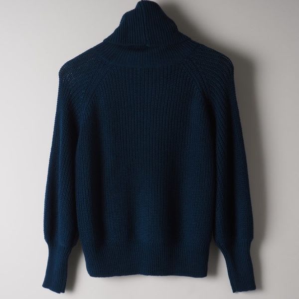 ケーブル編みタートルネックニット