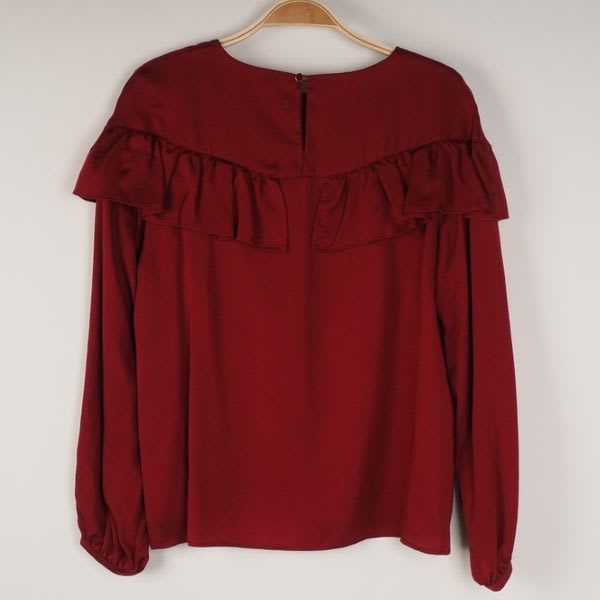 フリルブラウス