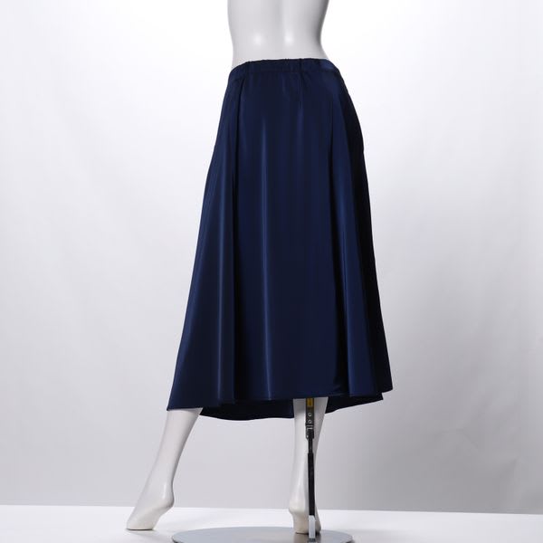 サテンフレアスカート